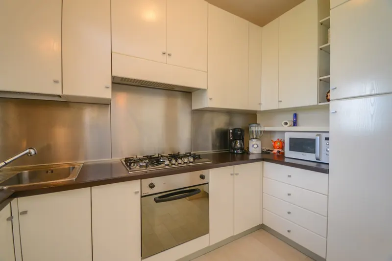Keuken met oven en kookplaat